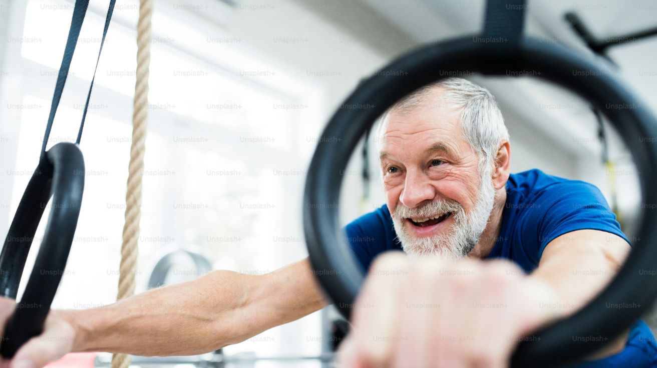 Comment augmenter la masse musculaire après 50 ans, selon les experts qui entraînent des hommes matures